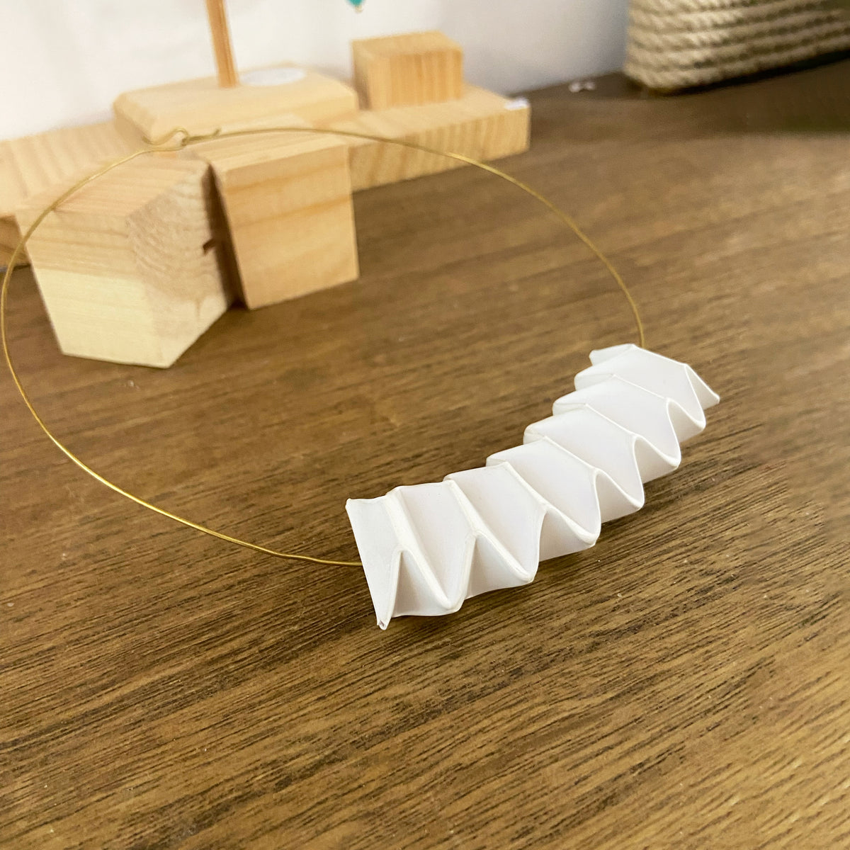 Collar Plise de papel de piedra