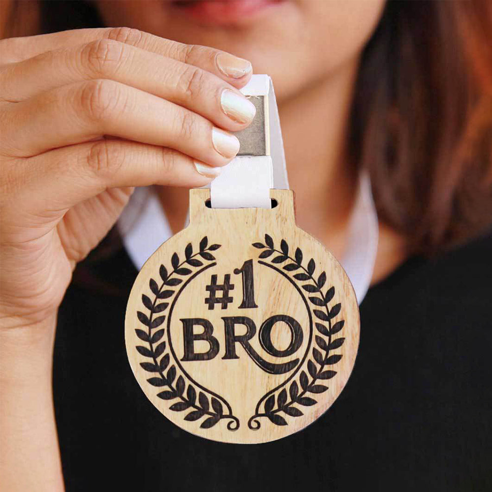 Diseño de medalla de madera personalizado