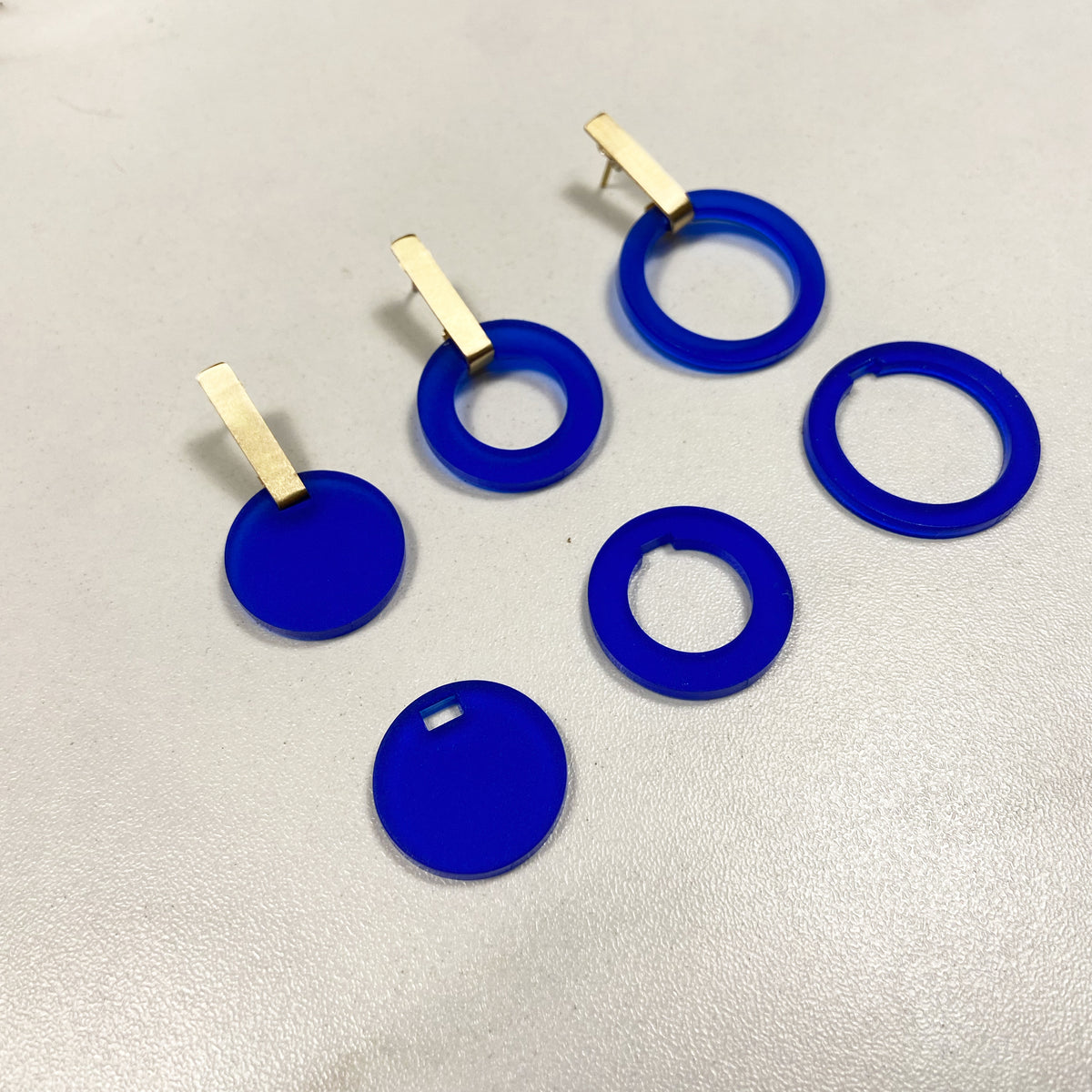 Pendientes Sira latón y metacrilato