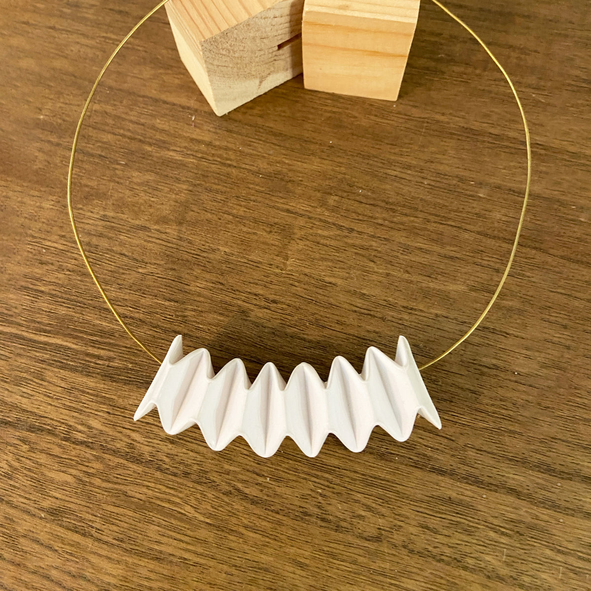 Collar Plise de papel de piedra