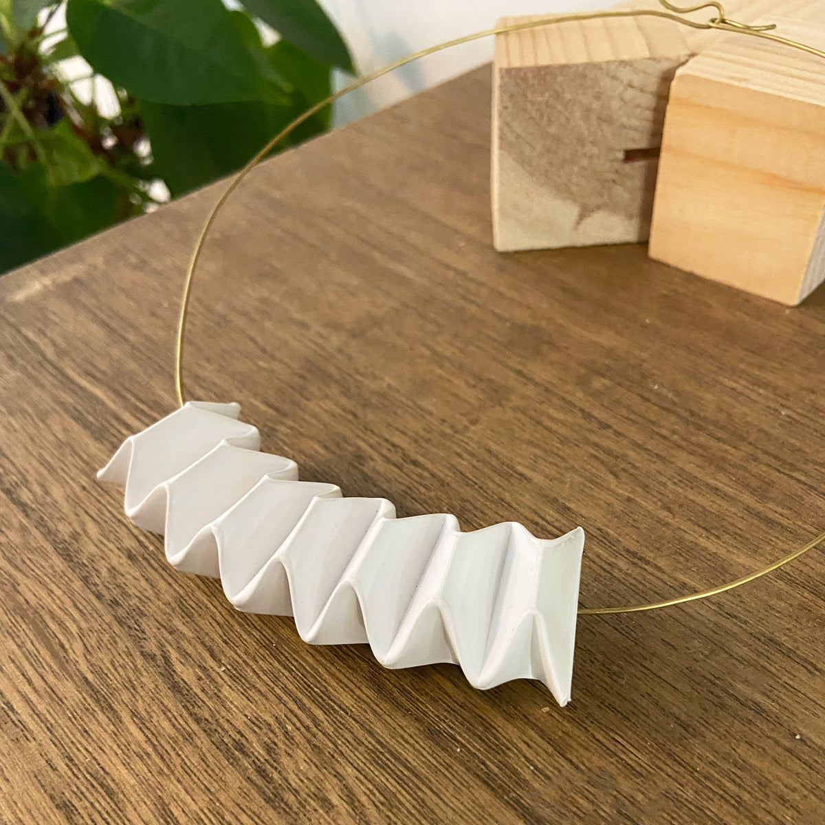 Collar Plise de papel de piedra
