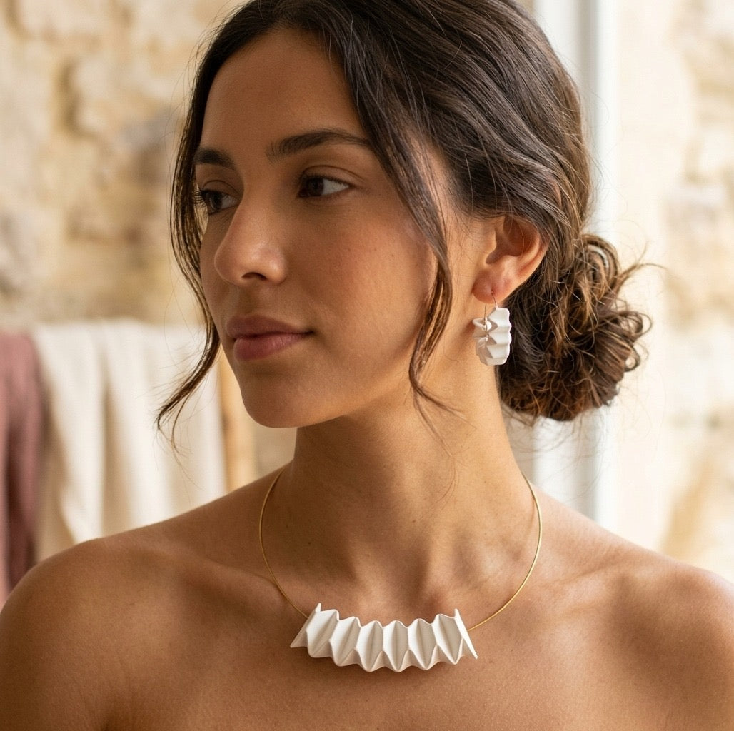 Collar Plise de papel de piedra